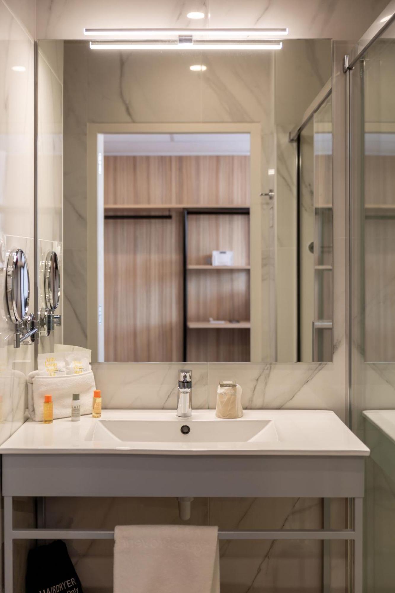 Golden Tulip Hotel & Rooftop Martigues Provence חדר תמונה